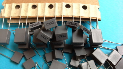 工厂直供 揭秘222J100V金属化聚脂膜塑壳电容器的卓越品质与应用